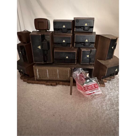 Batman Arkham Origins Collector's Edition Joker Statue With Illuminating TVs/201 - Picture 5 of 16